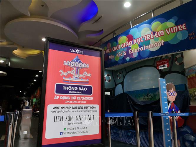 Trong ảnh: Thông báo tạm dừng hoạt động từ ngày 21/3/2020 của khu vui chơi giáo dục trẻ em Vinke trong Trung tâm thương mại Vincom - Time City. Ảnh: Thanh Tùng-TTXVN