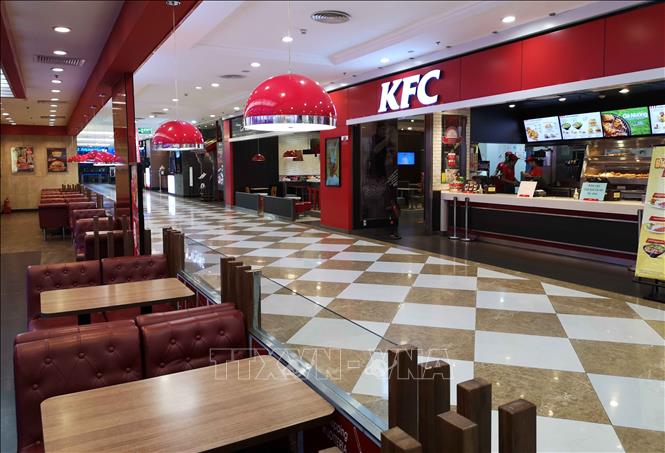 Trong ảnh: Nhiều cửa hàng phục vụ ăn, uống hầu như có rất ít khách. Ảnh: Thanh Tùng-TTXVN