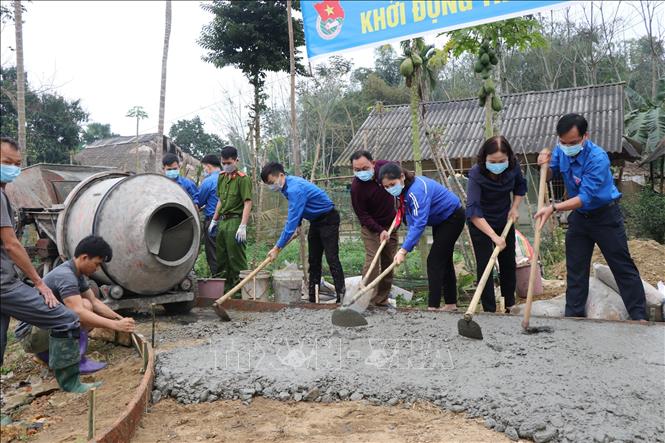 Trong ảnh: Lãnh đạo Tỉnh đoàn Yên Bái và lãnh đạo huyện Lục Yên khởi công công trình Con đường em đến trường tại xã Minh Xuân (Lục Yên, Yên Bái). Ảnh: Đinh Thùy-TTXVN