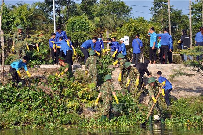 Trong ảnh: Đoàn viên thanh niên tham gia khơi thông dòng chảy, vớt bèo tại hồ điều hòa Duy Tân, thành phố Tam Kỳ (Quảng Ngãi) trong chiến dịch thanh niên tình nguyện hè 2019, chủ đề “Thanh niên tình nguyện vì cộng đồng”. Ảnh: Đỗ Trưởng - TTXVN