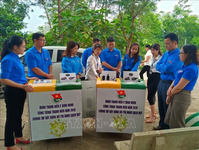 Trong ảnh: Đoàn thanh niên phường Bình Minh kết hợp với Đoàn thanh niên Phân hiệu Đại học Thái Nguyên tại Lào Cai ra mắt sản phẩm thùng rác thông minh với nhiều tiện ích góp phần làm sạch cảnh quan môi trường, đang được thí điểm sử dụng tại nhiều tuyến phố của thành phố Lào Cai (5/6/2019). Ảnh: Hương Thu - TTXVN