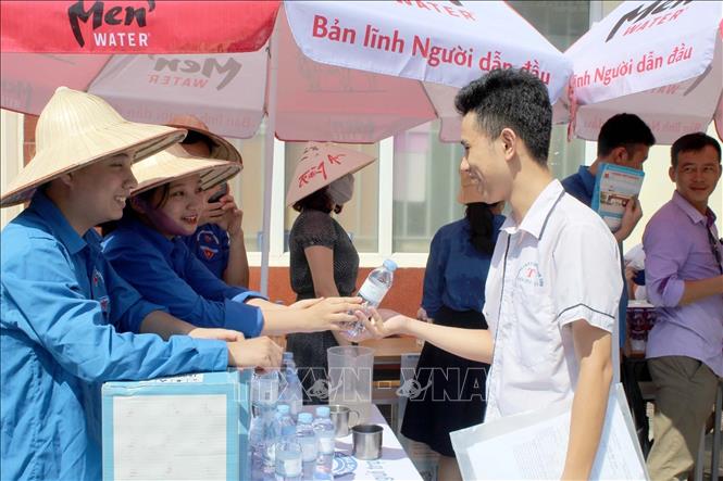 Trong ảnh: Đoàn viên, thanh niên tỉnh đoàn Thanh Hóa tham gia tiếp sức mùa thi tại điểm thi THPT chuyên Lam Sơn (25/6/2019). Ảnh: Nguyễn Nam-TTXVN