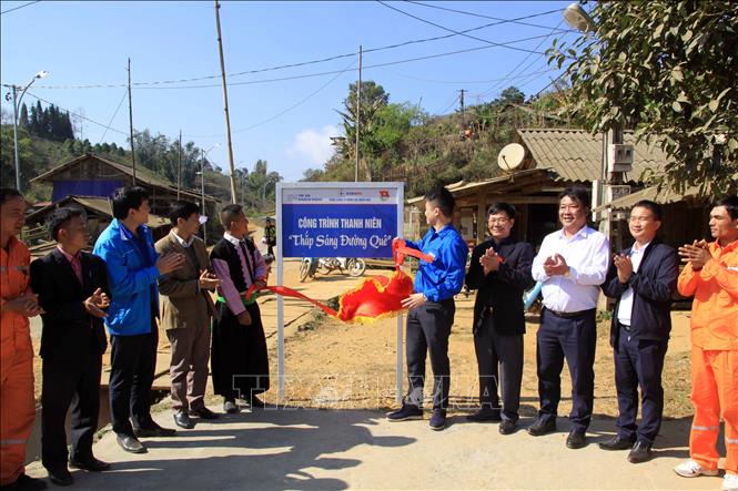 Trong ảnh: Thanh niên Tổng Công ty Điện lực Miền Bắc và Công ty Điện lực Sơn La tổ chức lễ gắn biển công trình thanh niên “Thắp sáng đường quê” và chương trình “Trao niềm tin, gửi yêu thương”. Chương trình hướng tới những địa bàn vùng cao biên giới nhằm chia sẻ một phần khó khăn đối với bà con, đồng bào các dân tộc thiểu số, từng bước xóa đói giảm nghèo, xây dựng nông thôn mới (2019). Ảnh: Diệp Anh - TTXVN