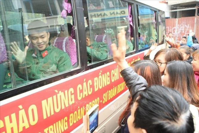 Trong ảnh: Thanh niên quận Hoàn Kiếm (Hà Nội) tạm biệt bạn bè, người thân lên đường nhập ngũ (23/2/2016).  Ảnh: Phạm Kiên – TTXVN
                                                                        