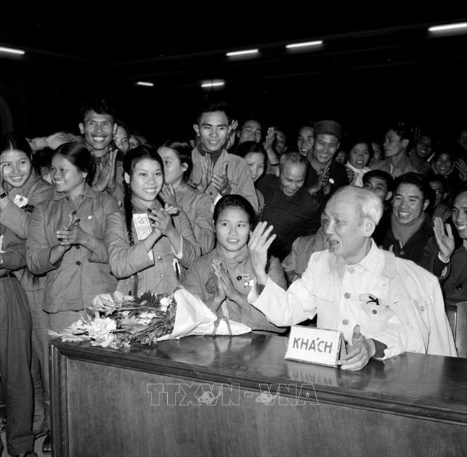 Trong ảnh: Chủ tịch Hồ Chí Minh nói chuyện thân mật với các đại biểu dự Đại hội thi đua thanh niên xung phong chống Mỹ, cứu nước toàn miền Bắc (1/1967). Ảnh: TTXVN