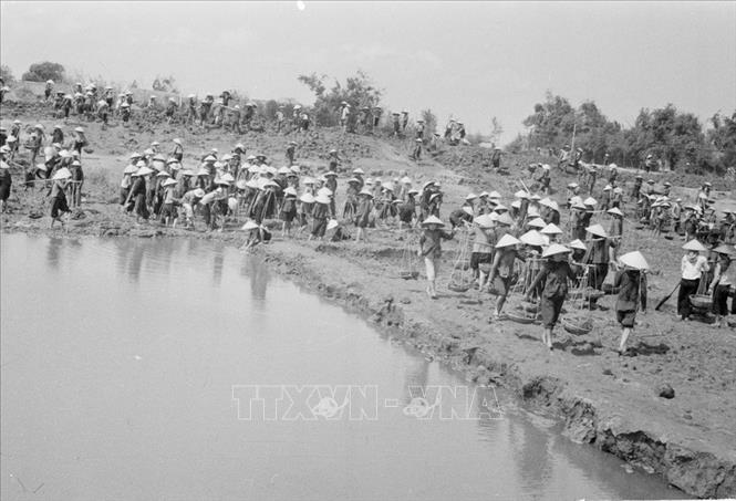 Trong ảnh: Lập thành tích chào mừng 52 năm kỷ niệm ngày thành lập Đảng Cộng sản Đông Dương,hơn 9.000 nam, nữ thanh niên huyện Thụy Anh (Thái Bình) hăng hái đào hồ thanh niên (1963). Ảnh: TTXVN