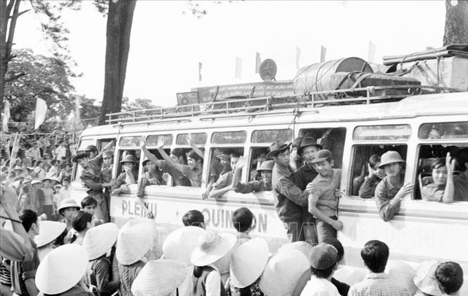 Trong ảnh: Thanh niên thị xã Plây - cu lên đường làm nghĩa vụ quân sự (30/9/1978). Ảnh: Nguyện Thụ - TTXVN