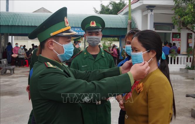 Trong ảnh: Đoàn thanh niên Bộ đội Biên phòng tỉnh Ninh Bình tham gia tuyên truyền, phát khẩu trang miễn phí cho người dân để phòng chống dịch COVID-19 (3/3/2020) Ảnh: Minh Đức – TTXVN