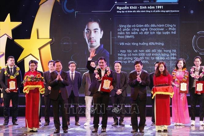 Trong ảnh: Phó Bí thư Thường trực Thành ủy Hà Nội Ngô Thị Thanh Hằng tuyên dương các Gương mặt trẻ Thủ đô tiêu biểu năm 2017 (1/2/2018). Ảnh: Văn Điệp – TTXVN