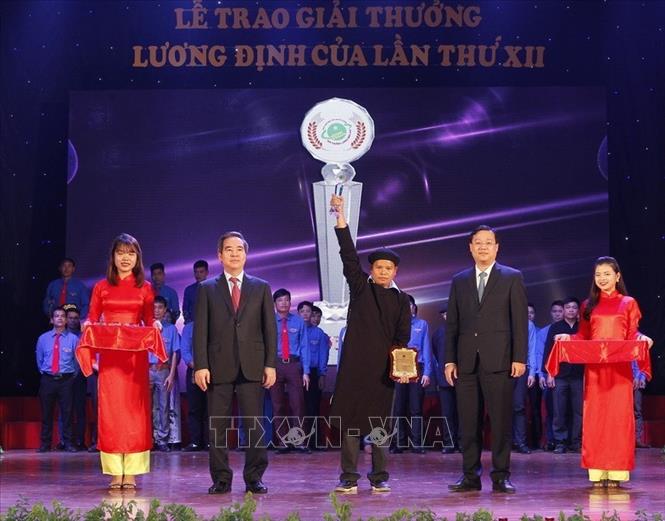Trong ảnh: Trưởng Ban Kinh tế Trung ương Nguyễn Văn Bình và Bí thư Thứ nhất Trung ương Đoàn TNCS Hồ Chí Minh Lê Quốc Phong tuyên dương các Nhà nông trẻ xuất sắc - Giải thưởng Lương Định Của lần thứ XII (30/11/2017). Ảnh: Văn Điệp – TTXVN