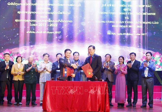 Trong ảnh: Đồng chí Lê Quốc Phong , Bí thư thứ nhất BCH Trung ương Đoàn TNCS Hồ Chí Minh và đồng chí Sonethanou Thammavong, Bí thư Trung ương Đoàn Thanh niên NDCM Lào ký kết Thỏa thuận hợp tác giữa Đoàn TNCS Hồ Chí Minh và Đoàn TNNDCM Lào giai đoạn 2017-2022 (6/9/2017). ẢNh: Văn Điệp – TTXVN