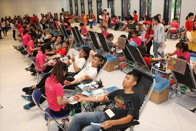 Trong ảnh: Các thanh niên, tình nguyện viên tham gia hiến máu trong Ngày hội Giọt hồng tri ân và hội quân Hành trình Đỏ lần thứ VI – 2018. Ảnh: Thanh Tùng – TTXVN