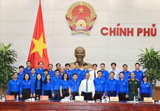 Trong ảnh: Thủ tướng Nguyễn Xuân Phúc với cán bộ Trung ương Đoàn TNCS Hồ Chí Minh (13/4/2018). Ảnh: Thống Nhất – TTXVN
