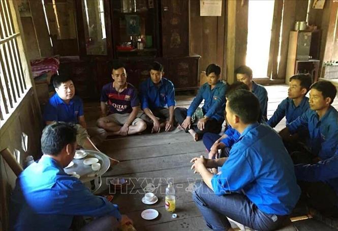 Trong ảnh: Cán bộ huyện đoàn huyện Tân Uyên (Lai Châu) thường xuyên về bản để nắm tâm tư, nguyện vọng đoàn viên, thanh niên nhằm giúp thanh niên phát triển kinh tế, vươn lên làm giàu . Ảnh: Việt Hoàng - TTXVN