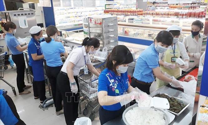 Trong ảnh: Bếp ăn tại điểm bán thuộc Saigon Co.op chuẩn bị suất ăn cung cấp đến các khu cách ly tập trung. Ảnh: TTXVN phát