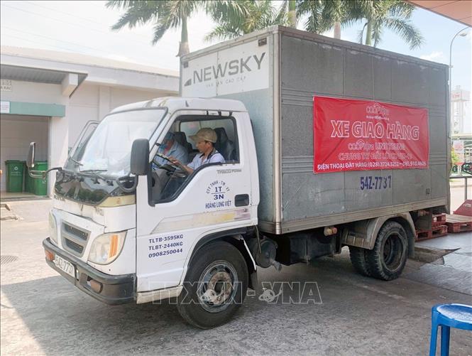 Trong ảnh: Xe giao hàng của Saigon Co.op mang thông điệp 