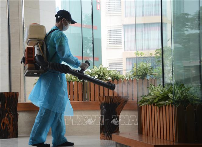 Trong ảnh: Khách sạn Vanda tiến hành khử trùng ngay sau khi tiễn các du khách được khách ly tại khách sạn rời đi. Ảnh: Văn Dũng - TTXVN