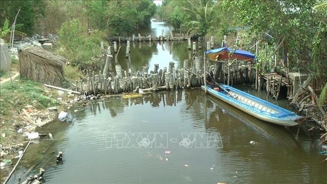 Trong ảnh: Hàng loạt con đập bị đắp ngăn dòng chảy trên các tuyến kênh ở ấp Phước Ninh và ấp Phước Tân gây khó khăn cho sản xuất. Ảnh: Huỳnh Sử - TTXVN