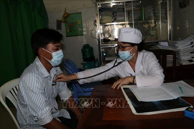 Trong ảnh: Bác sỹ Trung tâm Y tế huyện Vĩnh Thuận khám bệnh cho người dân. Ảnh: Lê Sen - TTXVN