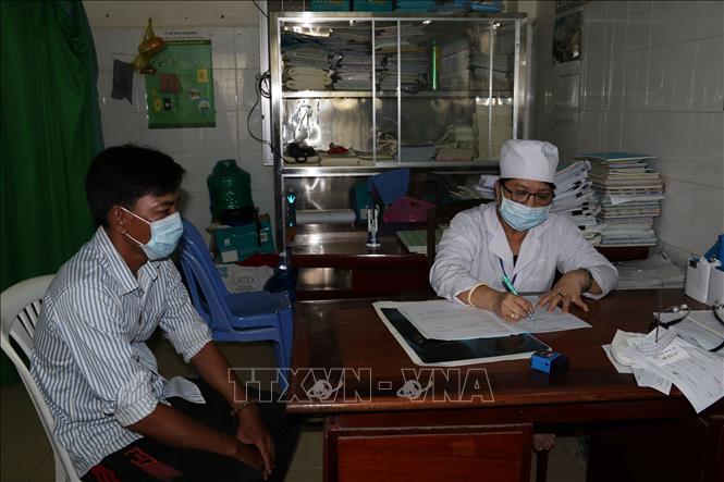 Trong ảnh: Bệnh nhân đến khám bệnh tại Trung tâm Y tế huyện Vĩnh Thuận. Ảnh: Lê Sen - TTXVN