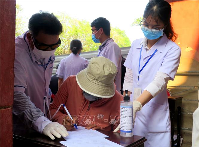 Photo: Students tell passengers to fill in health declaration form at the station. VNA Photo: Tường Vi