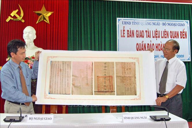 Trong ảnh: Ngày 10/4/2009, UBND tỉnh Quảng Ngãi tổ chức trọng thể Lễ bàn giao tài liệu liên quan đến chủ quyền quần đảo Hoàng Sa của Việt Nam cho đại diện Bộ Ngoại giao. Ảnh: Thanh Long - TTXVN