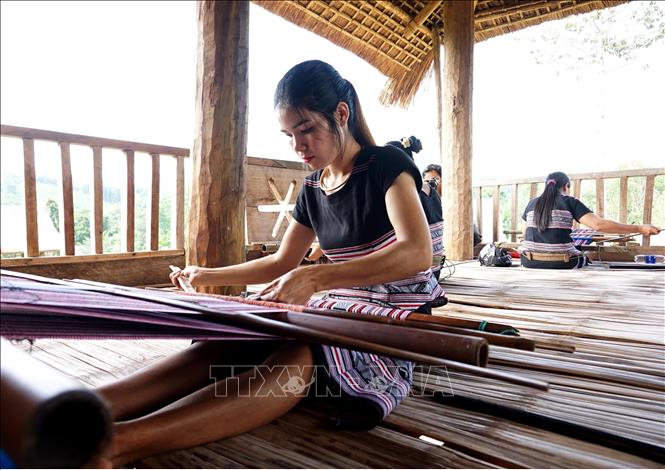 Trong ảnh: Nghề dệt thổ cẩm truyền thống của người H’rê, xã Ba Thành, huyện Ba Tơ được công nhận là Di sản văn hóa phi vật thể Quốc gia. Ảnh: Phước Ngọc - TTXVN