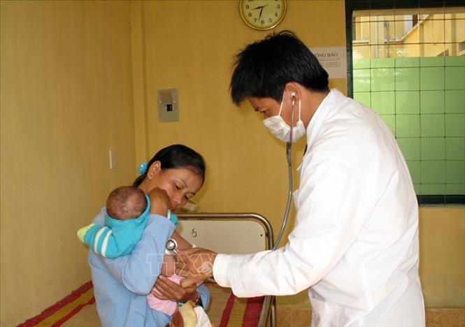 Trong ảnh: Bác sĩ Trung tâm y tế huyện Ba Tơ (Quảng Ngãi) khám cho bệnh nhân. Ảnh: Nguyễn Đăng Lâm - TTXVN