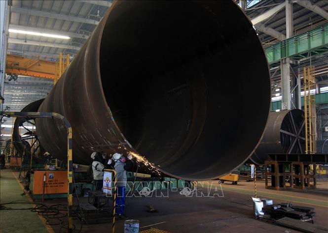 Trong ảnh: Công ty TNHH Công nghiệp nặng Doosan Việt Nam (Doosan Vina) tại Khu Kinh tế Dung Quất (Quảng Ngãi) chuyên sản xuất thiết bị cho các nhà máy thuộc ngành công nghiệp nặng trong nước và phục vụ xuất khẩu. Ảnh: Vũ Sinh - TTXVN