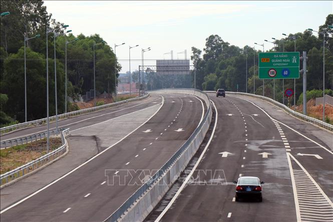 Trong ảnh: Dự án xây dựng đường cao tốc Đà Nẵng – Quảng Ngãi dài gần 140 km chính thức đi vào hoạt động từ ngày 2/9/2018. Ảnh: Trần Tĩnh - TTXVN