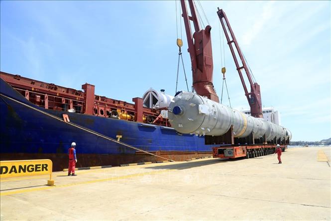 Trong ảnh: Bồn áp lực công nghệ cao do Nhà máy sản xuất thiết bị xử lý hóa chất CPE (Công ty TNHH công nghiệp nặng Doosan Việt Nam - Doosan Vina) tại Khu kinh tế Dung Quất (Quảng Ngãi) chế tạo cho Nhà máy lọc hóa dầu Nghi Sơn, Thanh Hóa. Ảnh: Sỹ Thắng - TTXVN