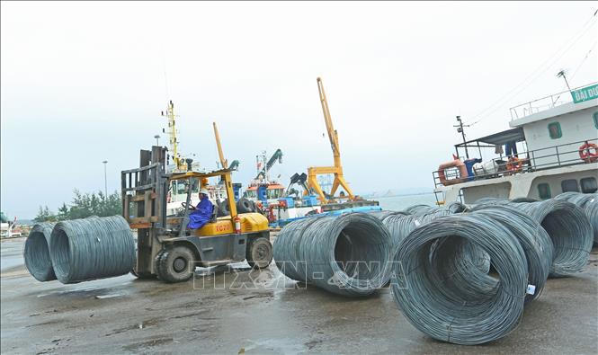 Trong ảnh: Cảng Dung Quất đạt sản lượng lớn về quy mô và lượt tàu ra vào trong cả nước, chỉ sau cảng Sài Gòn, Vũng Tàu, Hải Phòng, Quảng Ninh và đứng đầu khu vực miền Trung. Ảnh: Huy Hùng – TTXVN