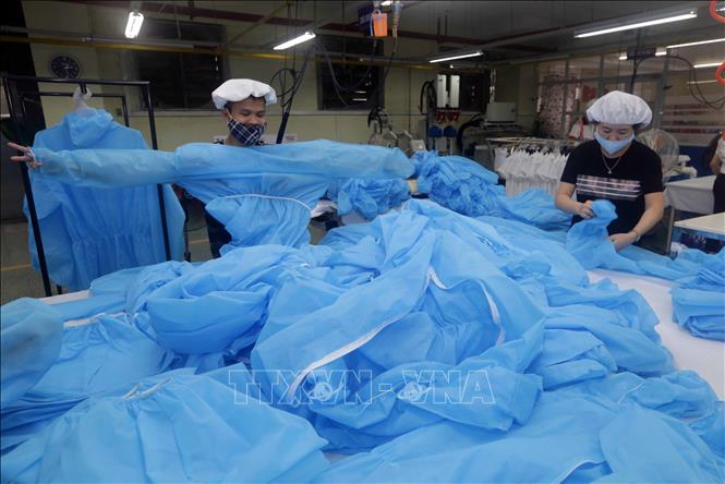 Trong ảnh: Xưởng sản xuất quần áo bảo hộ y tế tại TNG. Ảnh: Trần Việt - TTXVN