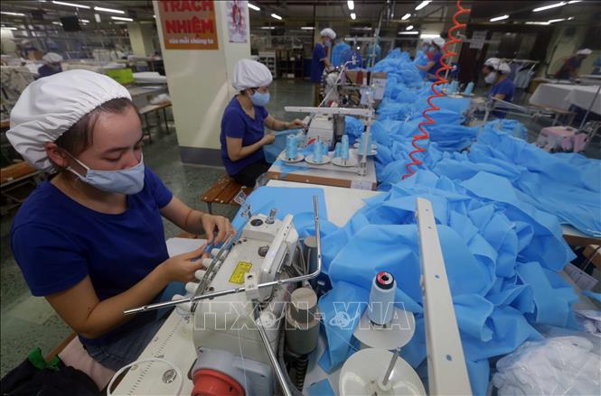 Trong ảnh: Xưởng sản xuất quần áo bảo hộ y tế tại TNG. Ảnh: Trần Việt - TTXVN