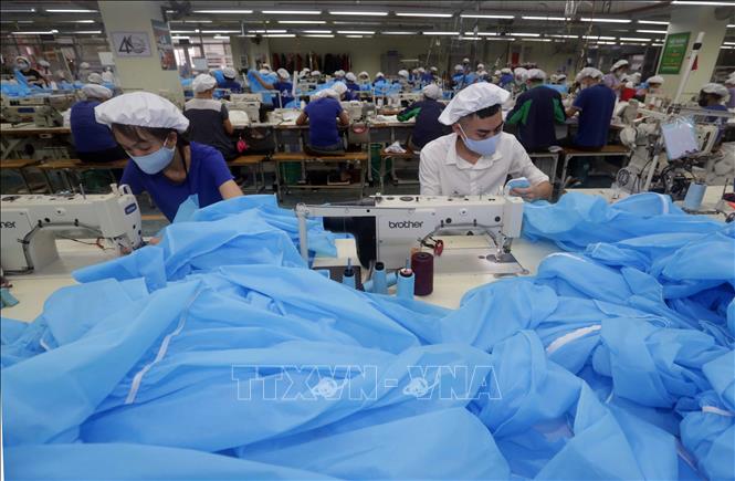Trong ảnh: Xưởng sản xuất quần áo bảo hộ y tế tại TNG. Ảnh: Trần Việt - TTXVN