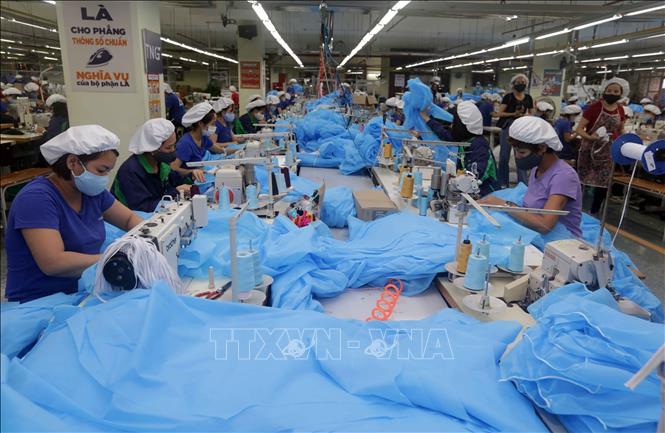 Trong ảnh: Xưởng sản xuất quần áo bảo hộ y tế tại TNG. Ảnh: Trần Việt - TTXVN