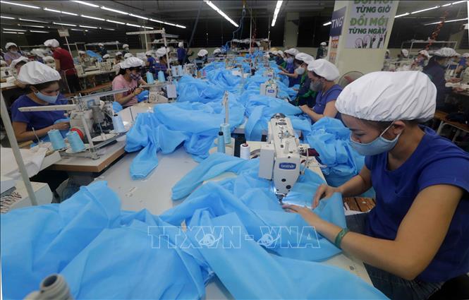 Trong ảnh: Xưởng sản xuất quần áo bảo hộ y tế tại TNG. Ảnh: Trần Việt - TTXVN