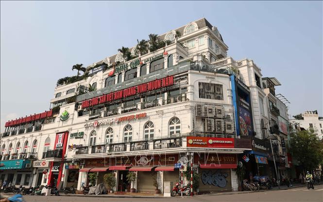 Trong ảnh: Từ sáng 24/3/2020, nhiều hộ kinh doanh trong khu vực phố cổ thuộc địa bàn quận Hoàn Kiếm đã đóng cửa, ngừng kinh doanh để hạn chế tập trung đông người. Ảnh: Thanh Tùng-TTXVN