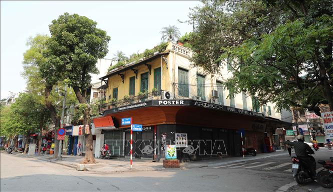 Trong ảnh: Từ sáng 24/3/2020, nhiều hộ kinh doanh trong khu vực phố cổ thuộc địa bàn quận Hoàn Kiếm đã đóng cửa, ngừng kinh doanh để hạn chế tập trung đông người. Ảnh: Thanh Tùng-TTXVN