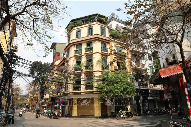 Trong ảnh: Từ sáng 24/3/2020, nhiều hộ kinh doanh trong khu vực phố cổ thuộc địa bàn quận Hoàn Kiếm đã đóng cửa, ngừng kinh doanh để hạn chế tập trung đông người. Ảnh: Thanh Tùng-TTXVN