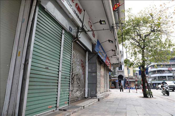 Trong ảnh: Từ sáng 24/3/2020, nhiều hộ kinh doanh trong khu vực phố cổ thuộc địa bàn quận Hoàn Kiếm đã đóng cửa, ngừng kinh doanh để hạn chế tập trung đông người. Ảnh: Thanh Tùng-TTXVN