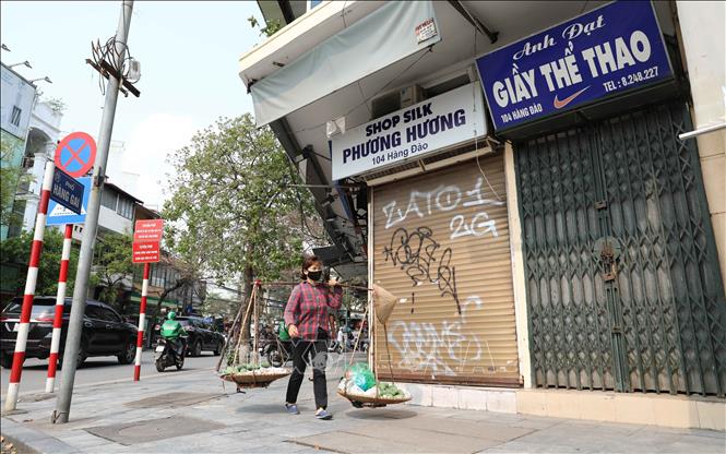 Trong ảnh: Từ sáng 24/3/2020, nhiều hộ kinh doanh trong khu vực phố cổ thuộc địa bàn quận Hoàn Kiếm đã đóng cửa, ngừng kinh doanh để hạn chế tập trung đông người. Ảnh: Thanh Tùng-TTXVN