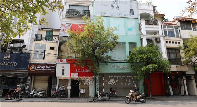 Trong ảnh: Từ sáng 24/3/2020, nhiều hộ kinh doanh trong khu vực phố cổ thuộc địa bàn quận Hoàn Kiếm đã đóng cửa, ngừng kinh doanh để hạn chế tập trung đông người. Ảnh: Thanh Tùng-TTXVN