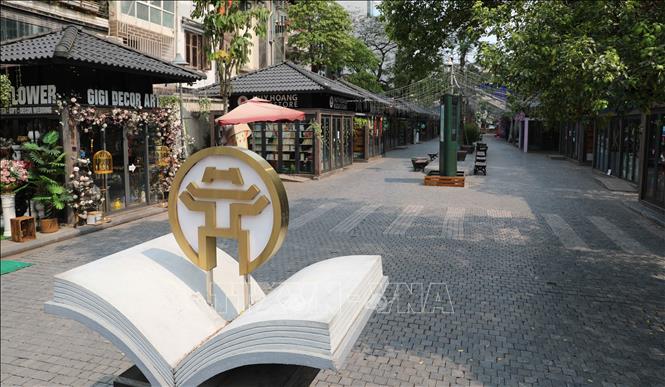 Trong ảnh: Phố sách Hà Nội (quận Hoàn Kiếm) đã thực hiện đóng cửa để hạn chế tập trung đông người (ảnh chụp sáng 24/3). Ảnh: Thanh Tùng-TTXVN