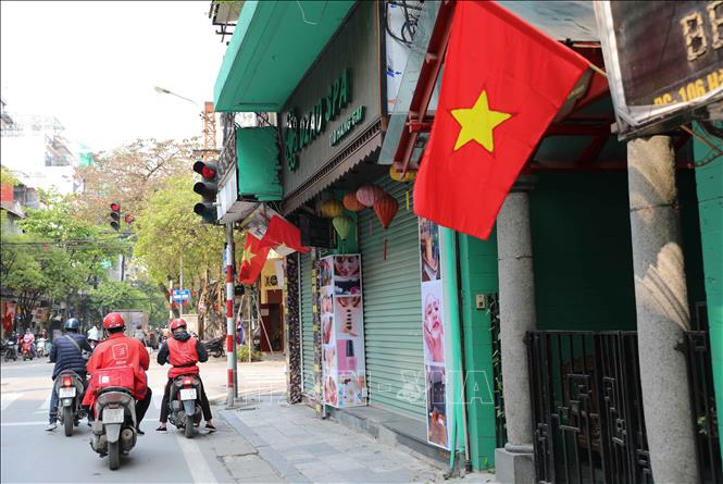 Trong ảnh: Từ sáng 24/3/2020, nhiều hộ kinh doanh trong khu vực phố cổ thuộc địa bàn quận Hoàn Kiếm đã đóng cửa, ngừng kinh doanh để hạn chế tập trung đông người. Ảnh: Thanh Tùng-TTXVN