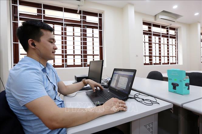 Trong ảnh: Giảng viên của Trường Cao đẳng Cơ điện Hà Nội đang giảng bài bằng Hệ thống đào tạo trực tuyến E-Learning. Ảnh: Anh Tuấn – TTXVN