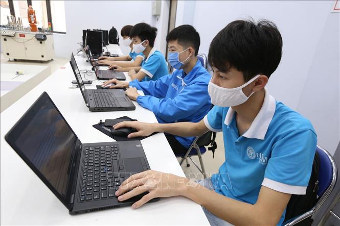 Trong ảnh: Trường Cao đẳng Cơ điện Hà Nội đào tạo bằng Hệ thống đào tạo trực tuyến E-Learning tại Xưởng Điện công nghiệp/Cơ điện tử. Ảnh: Anh Tuấn – TTXVN