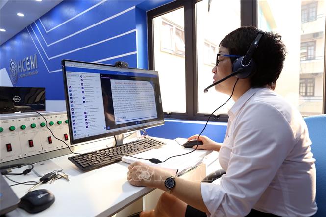 Trong ảnh: Giảng viên của Trường Cao đẳng Cơ điện Hà Nội đang giảng bài bằng Hệ thống đào tạo trực tuyến E-Learning. Ảnh: Anh Tuấn – TTXVN
