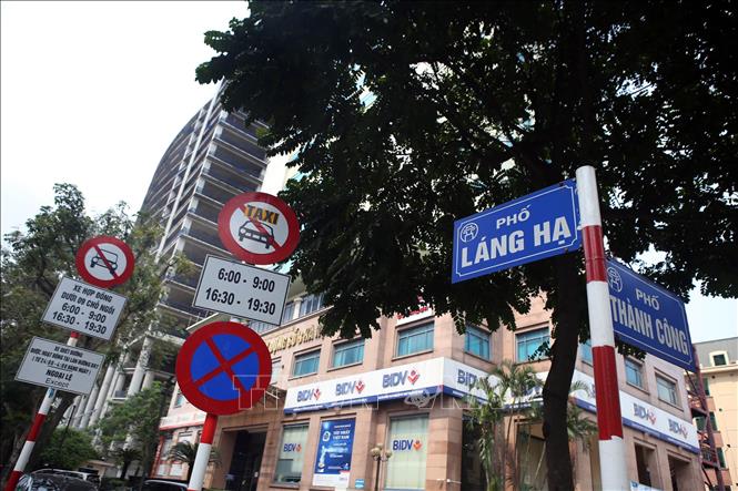 Trong ảnh: Phố Láng Hạ, một trong những tuyến phố đang được đề xuất dỡ biển cấm xe taxi trong khung giờ cao điểm. Ảnh: Danh Lam – TTXVN