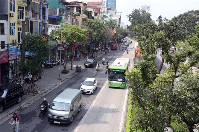 Trong ảnh: Đường Giảng Võ (một trong các tuyến đường được đề xuất tạm thời dỡ bỏ biển cấm xe taxi, xe hợp đồng dưới chín chỗ vào các khung giờ cao điểm) những ngày này giao thông rất thông thoáng. Ảnh: Danh Lam – TTXVN